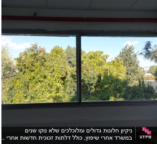 ניקיון חלונות גדולים ומלוכלכים שלא נוקו שנים במשרד אחרי שיפוץ, כולל דלתות זכוכית חדשות אחרי התקנה.